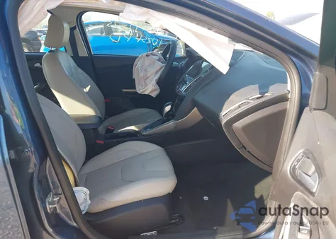 2018 Ford Focus Titanium z USA, uszkodzony, nr VIN 1FADP3J23JL326573